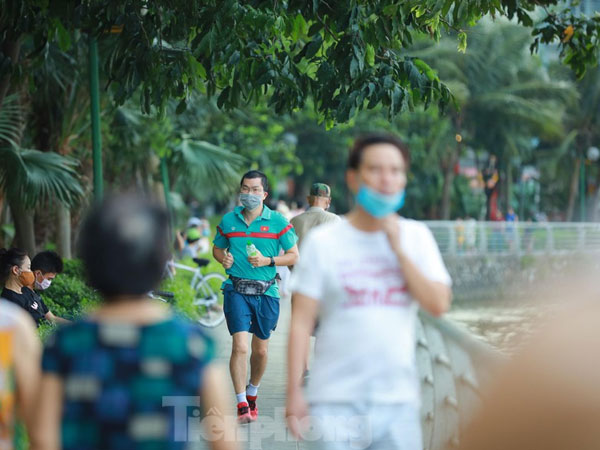 Dịch COVID-19 phức tạp, hồ Tây vẫn tấp nập người ra tập thể dục