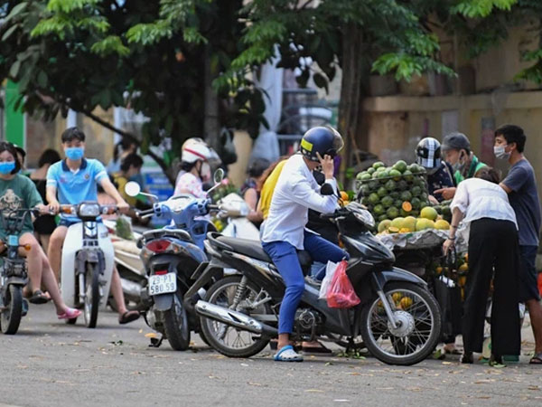 Hà Nội: Phát hiện một người dân trốn khỏi khu cách ly về nhà đi chợ bán hàng