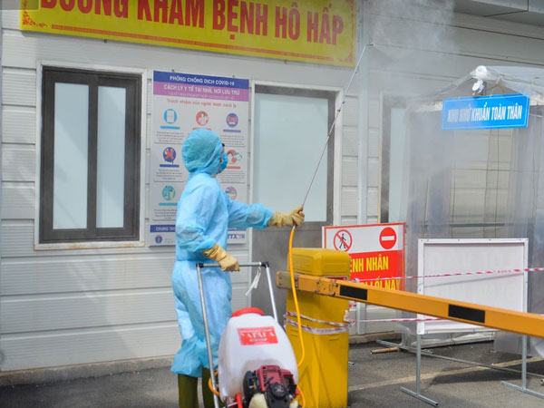 Ảnh: BV Đa khoa huyện Thạch Thất phun khử khuẩn, tạm dừng tiếp nhận bệnh nhân do liên quan ca mắc Covid-19