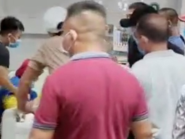Một giám đốc ở Nghệ An bị thợ lắp đặt cáp điện ngầm đâm tử vong