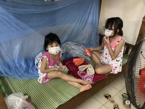 Bố mắc COVID-19 rồi qua đời, hai bé gái bơ vơ, bấu víu vào nhau trong khu cách ly giữa tâm dịch Bắc Ninh