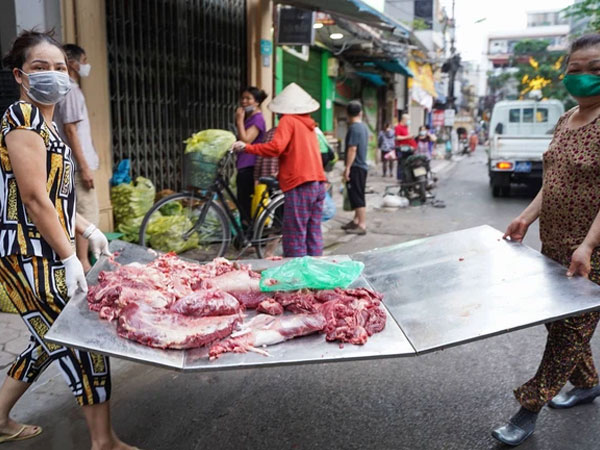 Ảnh: Tiểu thương chợ cóc ở Hà Nội xách đồ bỏ chạy khi gặp lực lượng chức năng