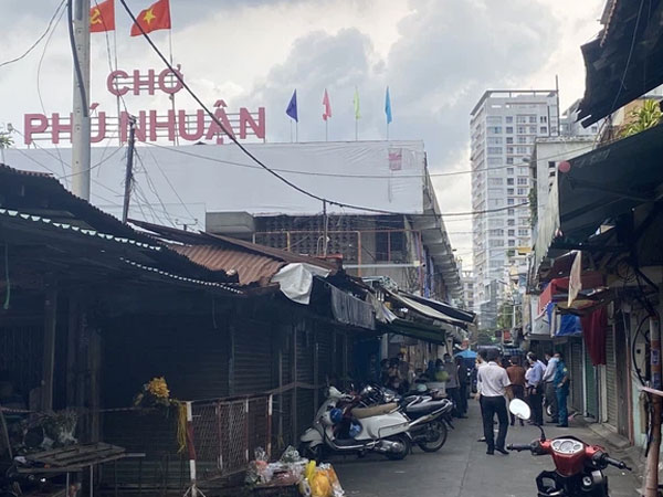 Phong tỏa một phần chợ Phú Nhuận vì liên quan đến ca nghi mắc Covid-19