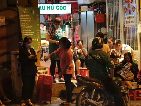 KHẨN: Từ 18h hôm nay, TP.HCM tạm dừng lễ hội, nghi lễ quy mô 20 người trở lên; quán ăn uống nhỏ và vừa chỉ bán mang đi