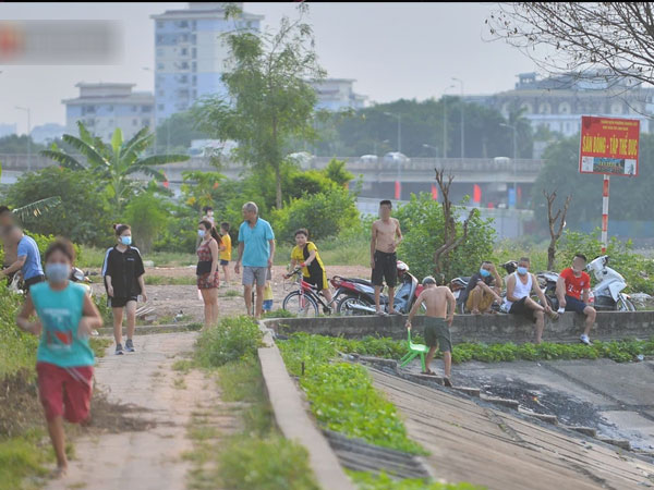 Ngó lơ quy định phòng dịch, người Hà Nội đổ ra hồ Linh Đàm: Trên tập thể dục, dưới thả ga bơi lội