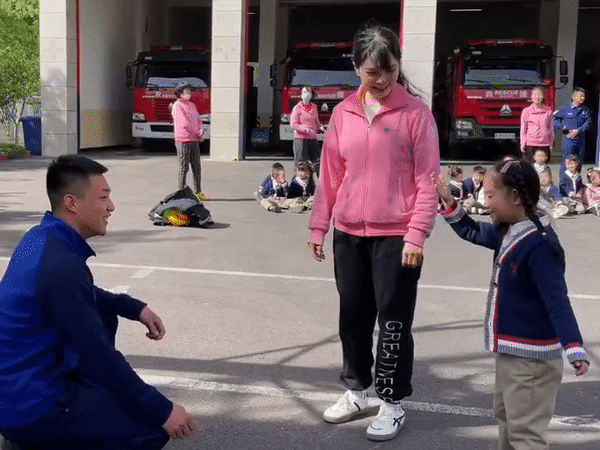 Thấy anh lính cứu hoả quá đẹp trai, cô bé liền đến bắt chuyện, tưởng kết duyên ai dè tốt bụng mai mối giúp cô giáo 'thoát ế'