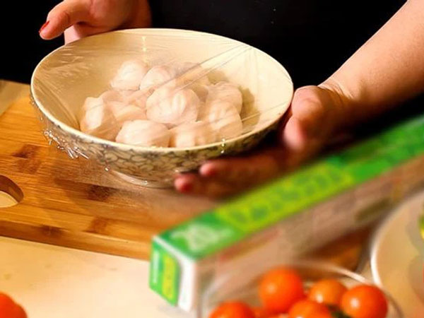 Những sai lầm nguy hiểm khi sử dụng màng bọc thực phẩm sẽ biến đồ ăn trở nên 'độc hại', làm cả nhà rước bệnh