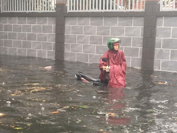 TP.HCM: Mưa lớn kéo dài khiến nhiều tuyến đường ngập nặng, người dân bất lực với phương tiện chết máy