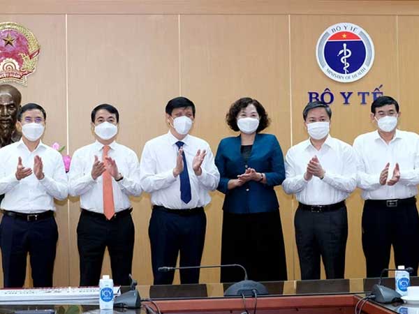 4 ngân hàng lớn Vietcombank, Vietinbank, BIDV và Agribank trao tặng 100 tỷ đồng vào quỹ mua vắc xin Covid-19