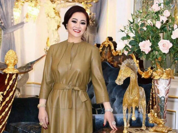 Bà Phương Hằng đeo kim cương hột mít, tuôn một tràng cả chục câu đạo lý: Tôi sẵn sàng bỏ ra 2000 tỷ để mua... chân lý cuộc sống!