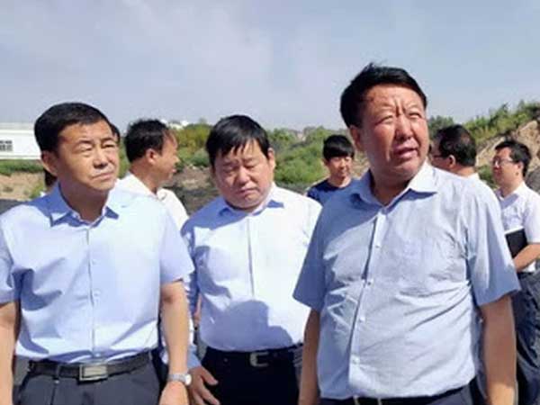 Quan tham TQ dung túng vợ làm càn: Ngang ngược hất nước vào mặt mẹ chồng, cả gan dùng tiền 'chọi' cảnh sát