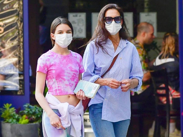 Suri Cruise ở tuổi 15 gây chú ý khi thừa hưởng đôi chân dài của mẹ Katie Holmes, gương mặt đẹp như tạc tượng của bố Tom Cruise