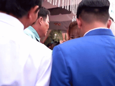 Khoảnh khắc tiễn con gái về nhà chồng, bố khóc ướt đầm áo, phải có người dìu đi
