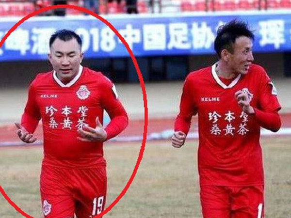Nỗi hổ thẹn của bóng đá Trung Quốc: Chủ tịch CLB vác 'bụng bia' vào sân thi đấu với ĐTQG