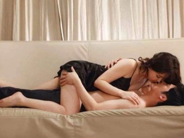 Nửa đêm mặc váy ngủ gợi cảm 'mời gọi' chồng nhưng nhận về cái kết tê tái, đáp án vào hôm sau mới khiến cô vợ được 'thông não'