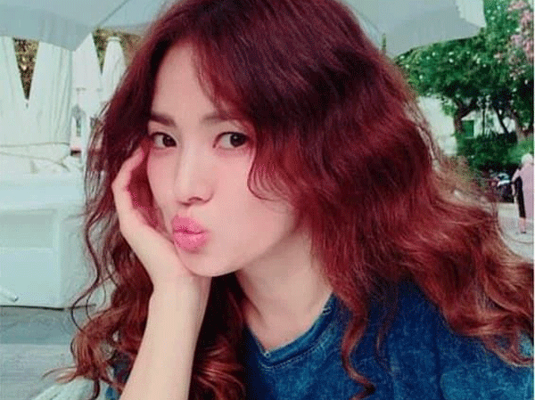 Song Hye Kyo bao năm chỉ để tóc đen và nâu, nhìn ảnh tóc đỏ của cô sẽ hiểu ngay lý do