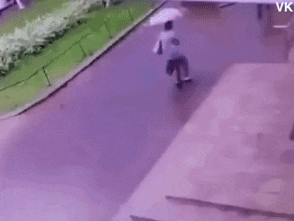 Đang đi đường thì tia lửa điện phóng tung tóe từ trên trời xuống, người đàn ông thoát chết thần kỳ sau sự cố rùng rợn
