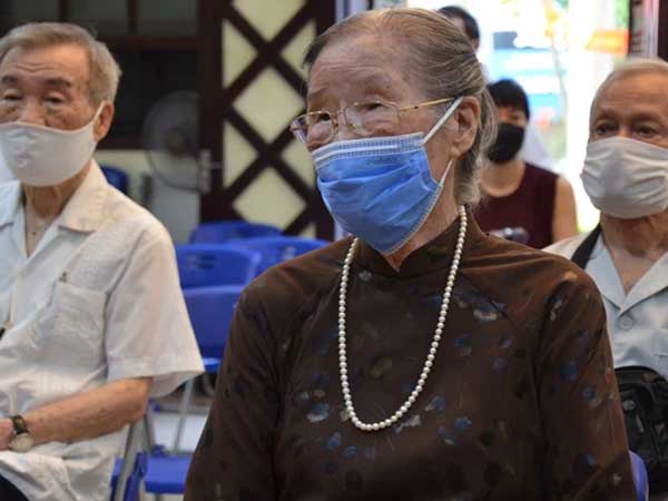Xúc động khoảnh khắc cụ bà 96 tuổi cùng 4 thế hệ con cháu đi bỏ phiếu bầu cử ở Hà Nội