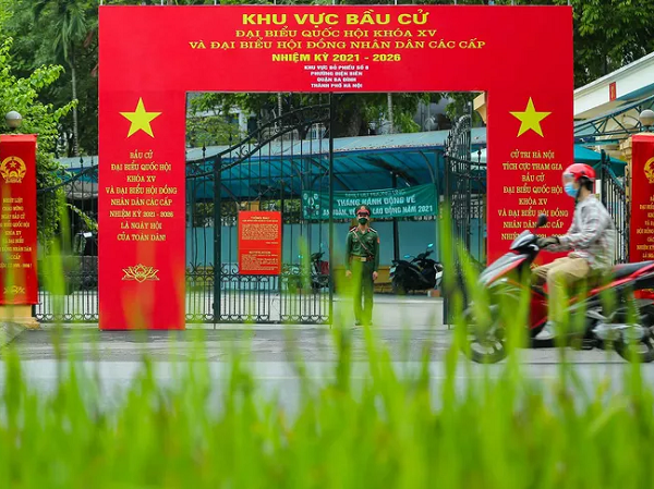 Cử tri Hà Nội đi bỏ phiếu bầu cử