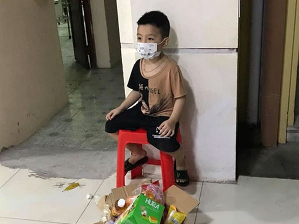 Bé trai 6 tuổi một mình đi nhận kết quả dương tính SARS-CoV-2: Đã được chuyển đi điều trị cùng mẹ