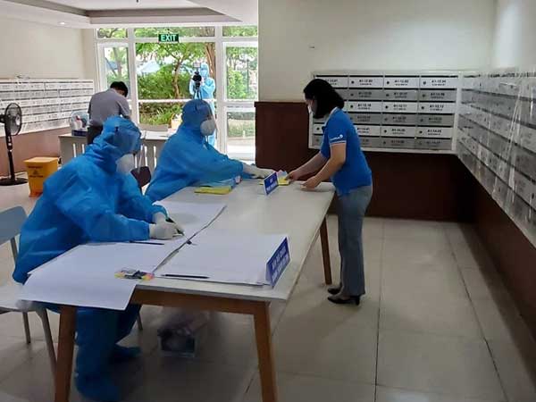 Điểm bầu cử đặc biệt nhất TP.HCM: Cư dân trong khu cách ly chung cư Sunview Town hạn chế tiếp xúc khi bỏ phiếu