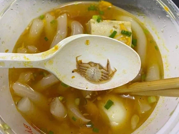 Háo hức ăn bánh canh ghẹ, thanh niên sốc nặng với hình dáng chú ghẹ được đích thân chủ quán lựa chọn cho vào tô