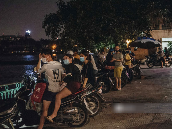 Người Hà Nội đổ lên hồ Tây hóng gió và ăn kem cuối tuần, dòng xe đông như mắc cửi