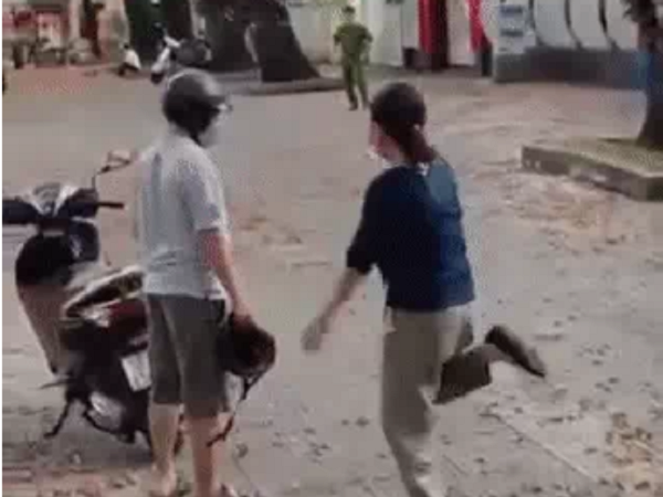 Khoảnh khắc đôi vợ chồng già ở Sài Gòn đang đi đường thì gặp hoa chò nâu và có hành động bất ngờ gây bão mạng