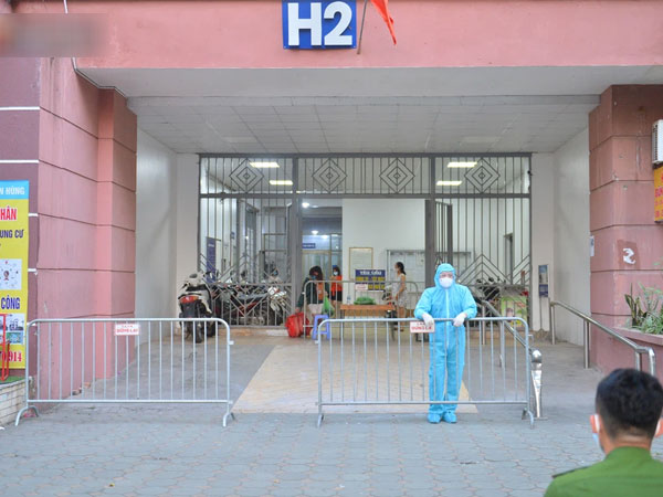 Ảnh: Phong toả 1 toà nhà tại KĐT Việt Hưng do liên quan ca dương tính của nam sinh ở Times City