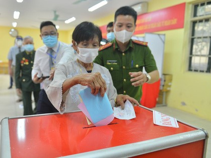 Cụ bà 101 tuổi được bỏ lá phiếu đầu tiên tại điểm bầu cử ở Hà Nội: 'Tôi rất phấn khởi thực hiện nghĩa vụ của mình'
