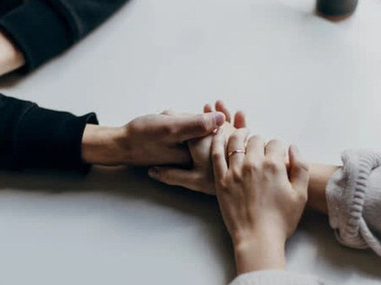 Kết hôn 6 năm, tôi mới nhận ra rằng hôn nhân thì ra là một cuộc vật lộn giữa tình yêu và tiền bạc, trong đó tiền chính là không khí!