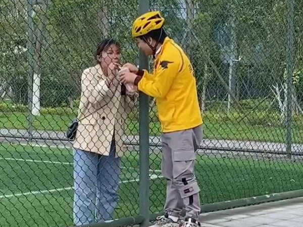 Màn ship hàng 'cồng kềnh': Shipper cầm trà sữa cho khách hàng uống hết ngoài rào thép