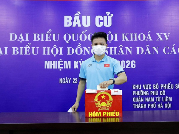 Cận cảnh các tuyển thủ bóng đá Việt Nam vui tươi bỏ phiếu bầu cử