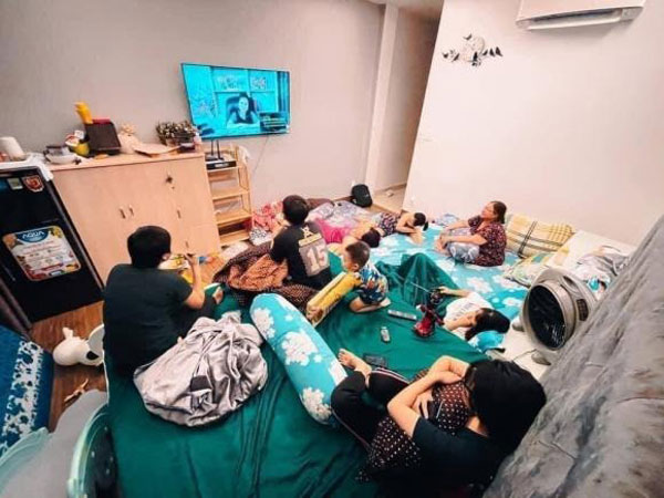 Dân mạng đua nhau chia sẻ ảnh 'lót dép' hóng bà Phương Hằng livestream như xem phim dài tập