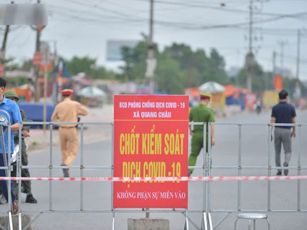 Cuộc sống công nhân đang mắc kẹt trong tâm dịch Covid-19 Bắc Giang: Ngày ngày làm bạn với điện thoại, nửa tháng ăn cơm trắng và cá khô