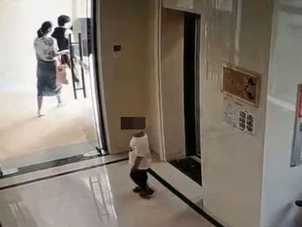 Mẹ mải nói chuyện quên mất con trai đi phía sau, khi sực nhớ ra chạy đi tìm thì đã là một thảm cảnh đau lòng