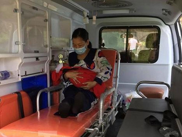 Hy hữu một phụ nữ sinh con trên đường nhập cảnh trái phép ở Cao Bằng