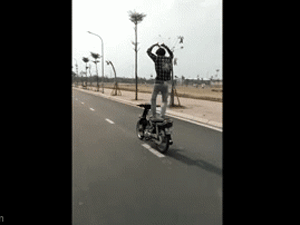 Video: Nam thanh niên nhận cái kết 'đắng' khi thả hai tay, đứng lên yên xe máy múa