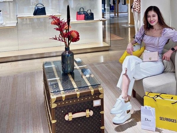 Nàng WAG giàu sụ khoe được cưng như trứng, gần 30 tuổi nhưng mẹ vẫn phải đi mua quần áo cho