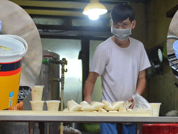 Cận cảnh phiên chợ chống dịch Covid-19 ở Hà Nội: Người dân bỏ tiền vào xô, nhận đồ ở chậu