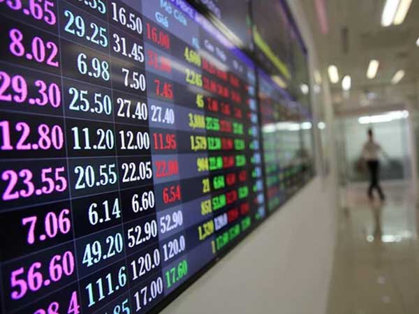 Công ty chứng khoán nói gì sau khi VN-Index áp sát mốc 1.300 điểm?