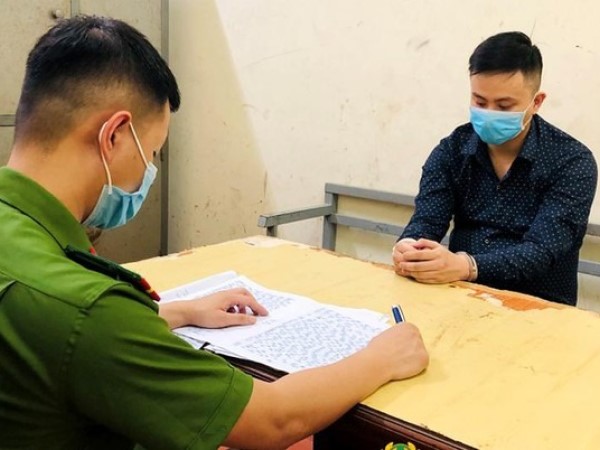 Đặt mua iPhone bằng tên giả rồi cướp giật của người giao hàng