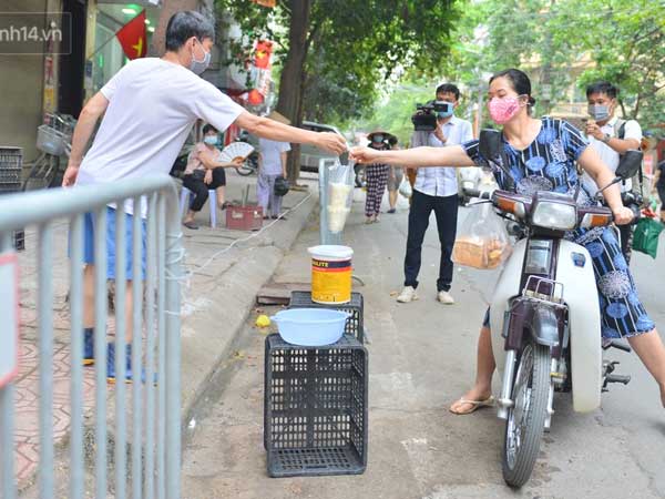 Cận cảnh phiên chợ chống dịch Covid-19 ở Hà Nội: Người dân bỏ tiền vào xô, nhận đồ ở chậu