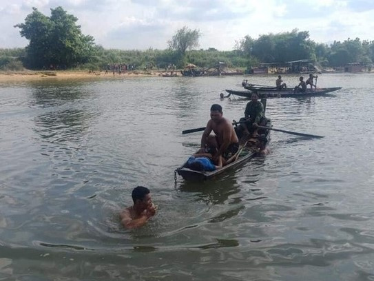 Theo cha mẹ ra đồng, 2 anh em ruột chết đuối thương tâm