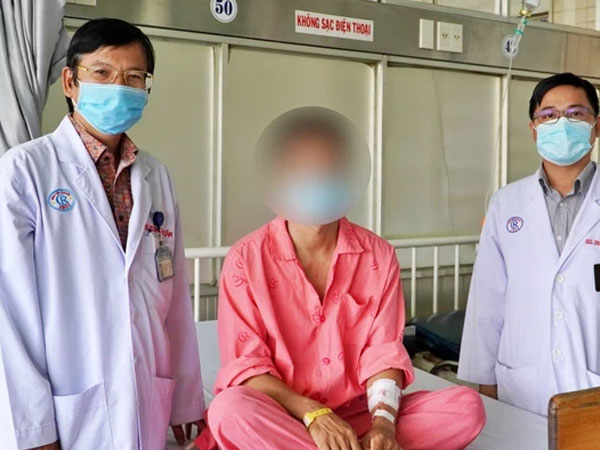 Vợ dùng kéo cắt đứt lìa dương vật của chồng lúc đang ngủ say rồi tự tay đưa đi cấp cứu