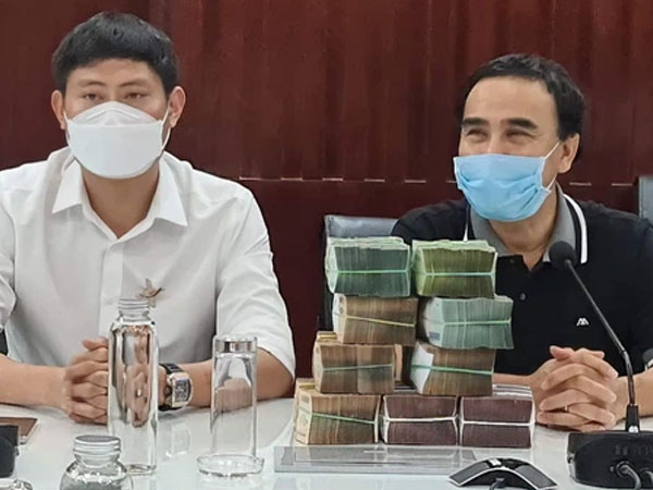 Quyền Linh ghi điểm tuyệt đối khi công khai trao 2 tỷ kèm hình ảnh 9 cọc tiền mặt ủng hộ chống dịch Covid-19 giữa drama từ thiện