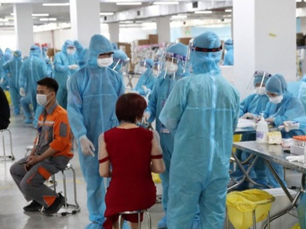 Ba nhân viên y tế ở Bắc Giang lây nhiễm COVID-19 khi lấy mẫu xét nghiệm