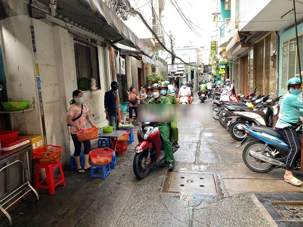 NÓNG: Hàng trăm người có mặt theo dõi trận chiến giữa Trang Khàn và 'cậu IT' team bà Phương Hằng, bất ngờ phía công an xuất hiện