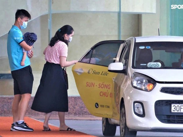 Quỳnh Anh kể khoảnh khắc cảm động trước giờ tạm biệt Duy Mạnh: Con trai đập cửa xe đòi ra với bố, Duy Mạnh chạy theo để bế con