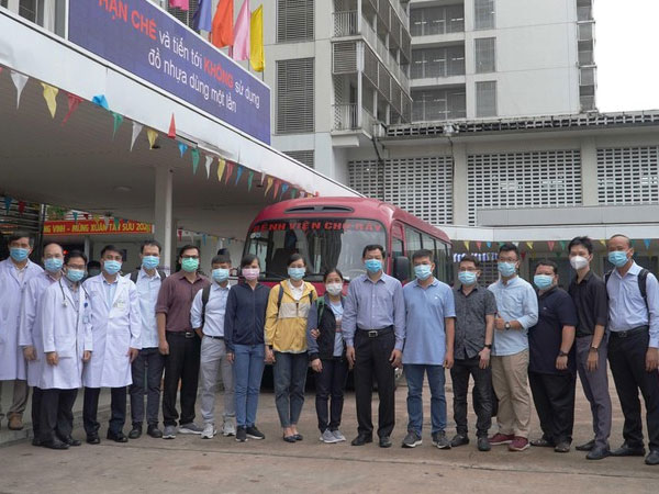 Những chuyên gia điều trị COVID-19 hàng đầu của Chợ Rẫy lên đường đến Bắc Giang